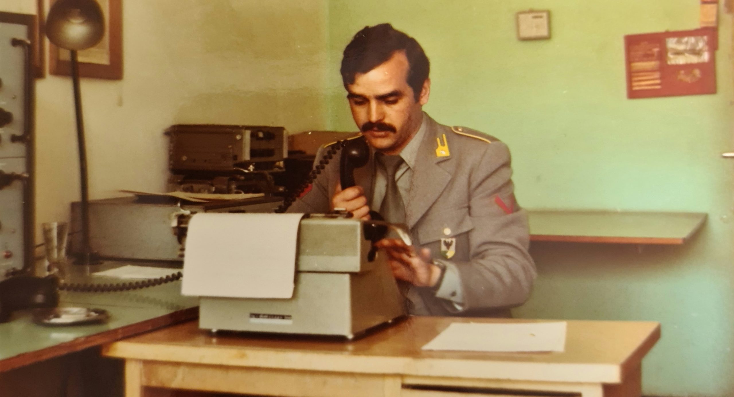 Ein Finanzer am Schreibtisch mit Telefon