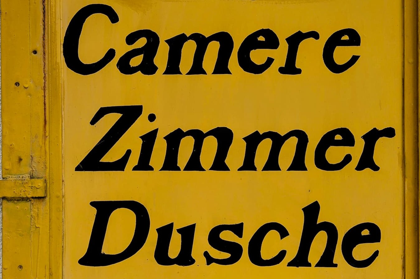 Zimmer mit Dusche auf gelbem Hintergrund