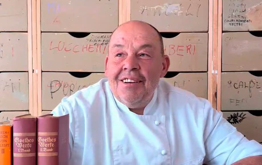 Knödel-Philosophie im FinKa Hostel: Leo sitzt zwischen seinen geliebten Büchern und macht sich bereit sein Knödelrezept zu offenbaren.