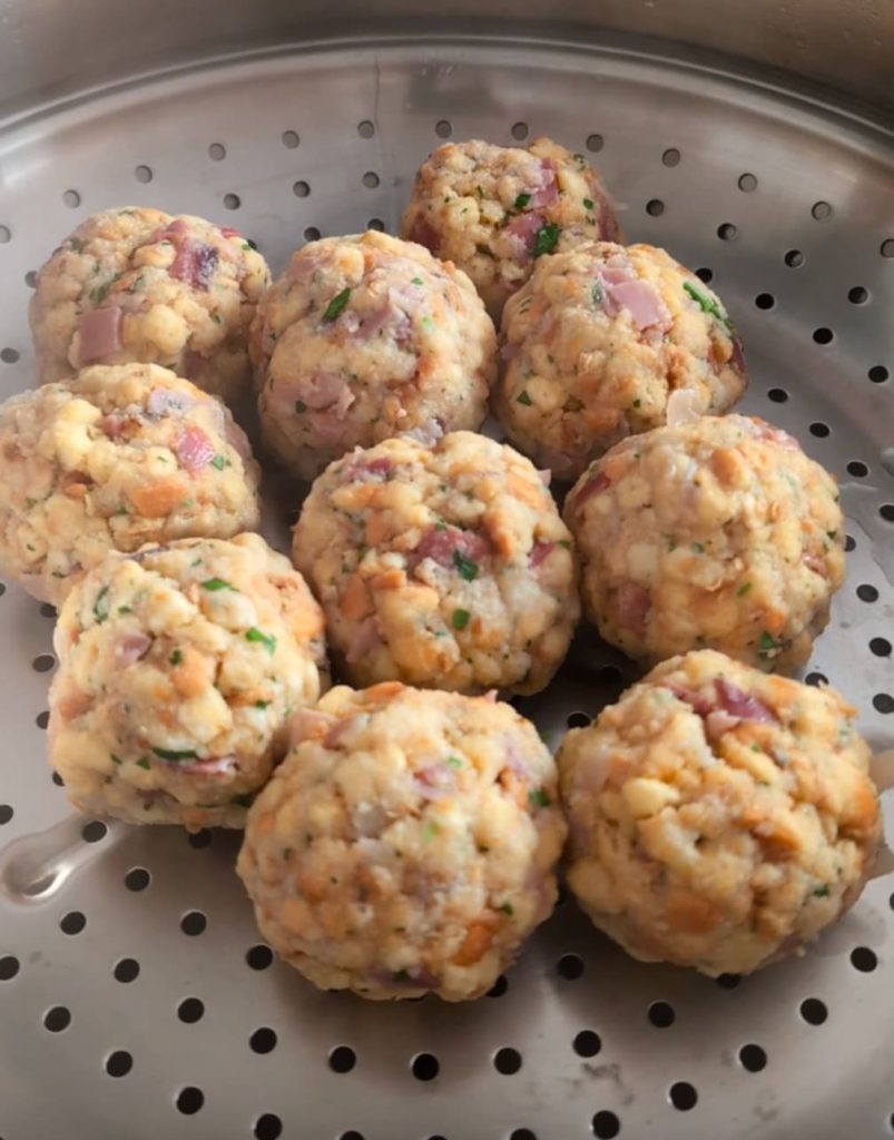 Obervinschger Speckknödel beim Dämpfen.