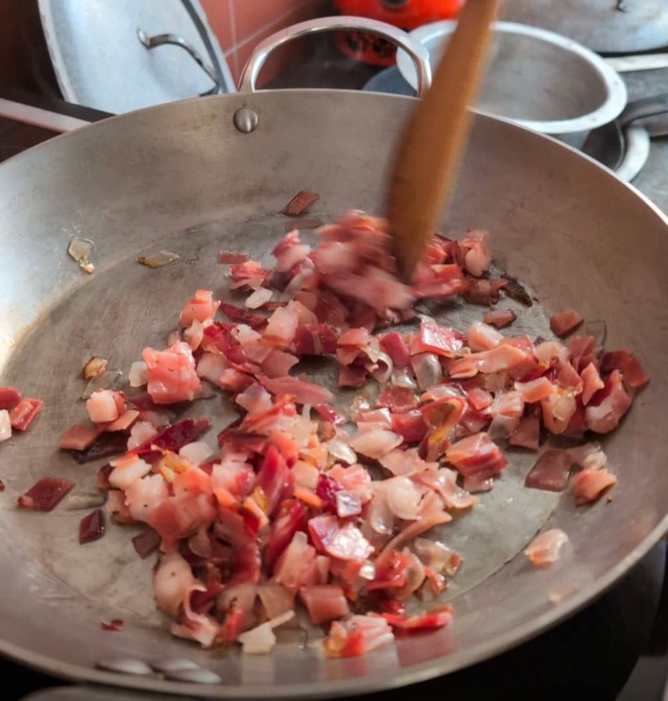 Der Speck wird angeschwitzt. Den Käse allerdings niemals anschwitzen!