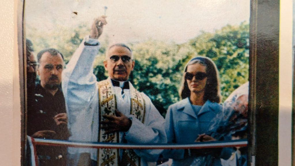 Auf dem Foto ist Kardinal Francesco Carpino abgebildet, während er die Segensworte zur Einweihung der Finanzkaserne in Mals 1969 sprach.