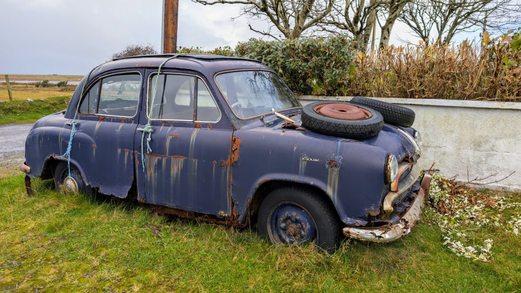 Ein verrostetes altes Auto am Wegrand irgendwo in Donegal.