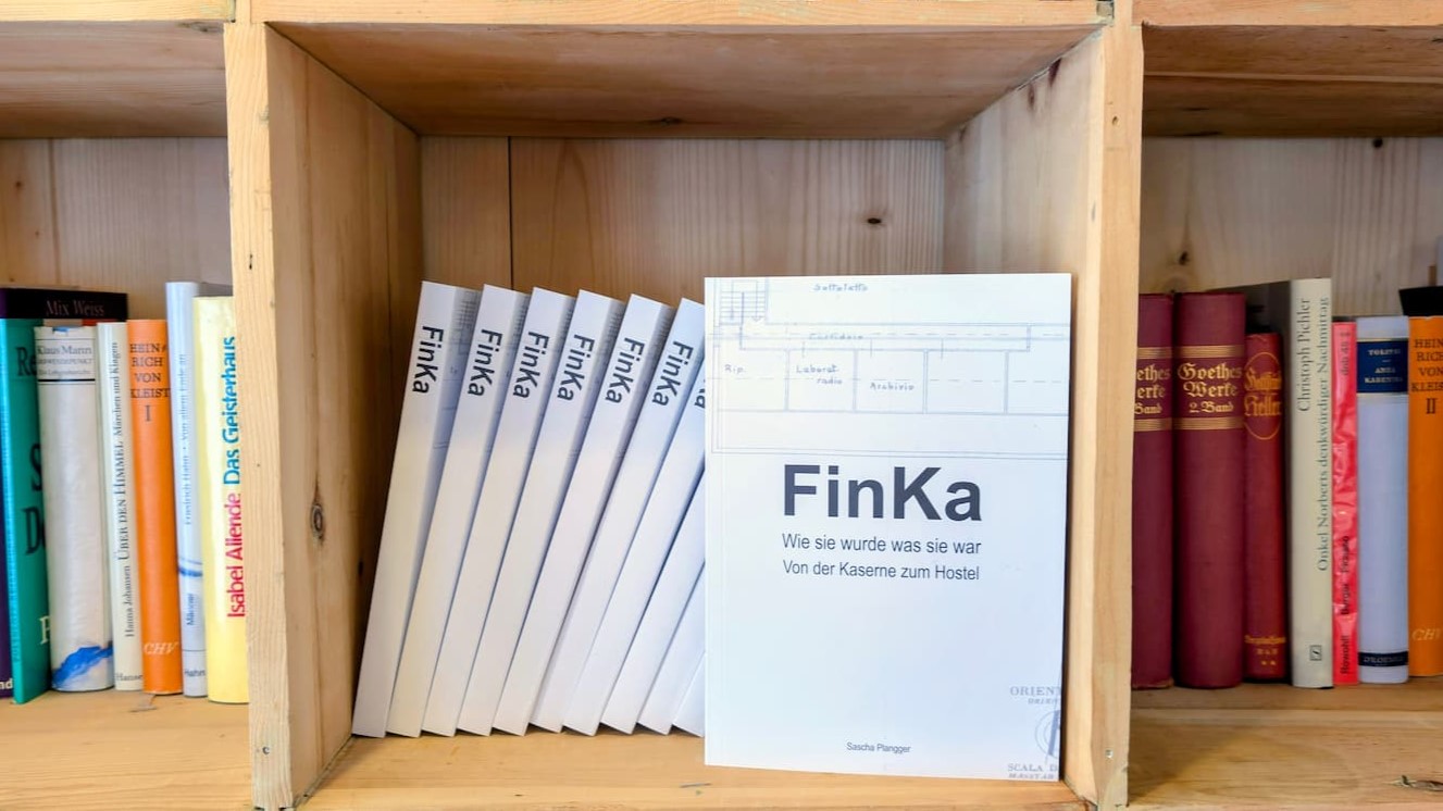 Bücherregal-FinKa-Buch2 Bucherregal mit FinKa Buch im Salone