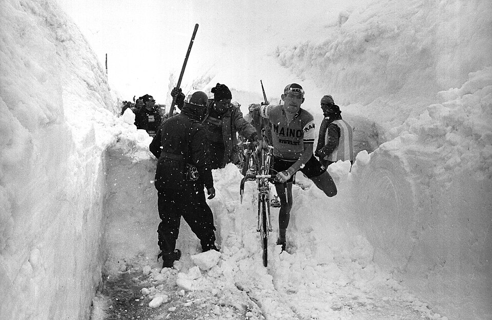 Aldo Moser trägt sein Fahrrad durch Schneewände am Stilfserjoch beim Giro d’Italia 1965