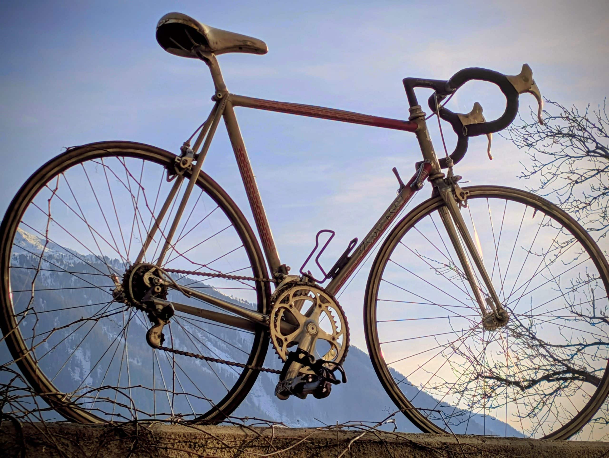 Altes Rennrad im Gastgarten der FinKa in Mals – Radreisen auf der Via Claudia Augusta im Vinschgau