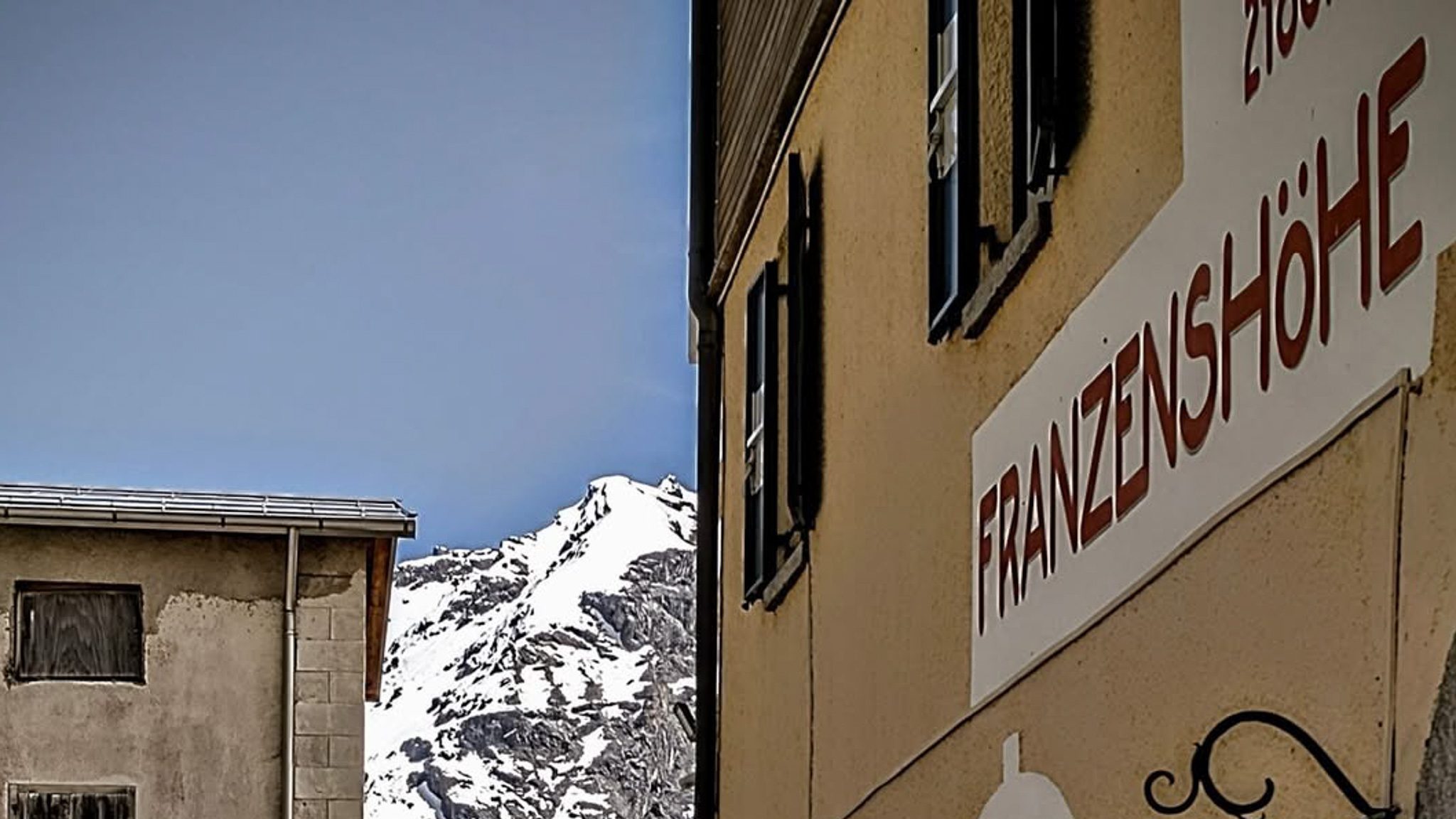 Franzenshöhe an der Stilfserjochstraße mit Blick auf das Ortlergebiet im Hochgebirge