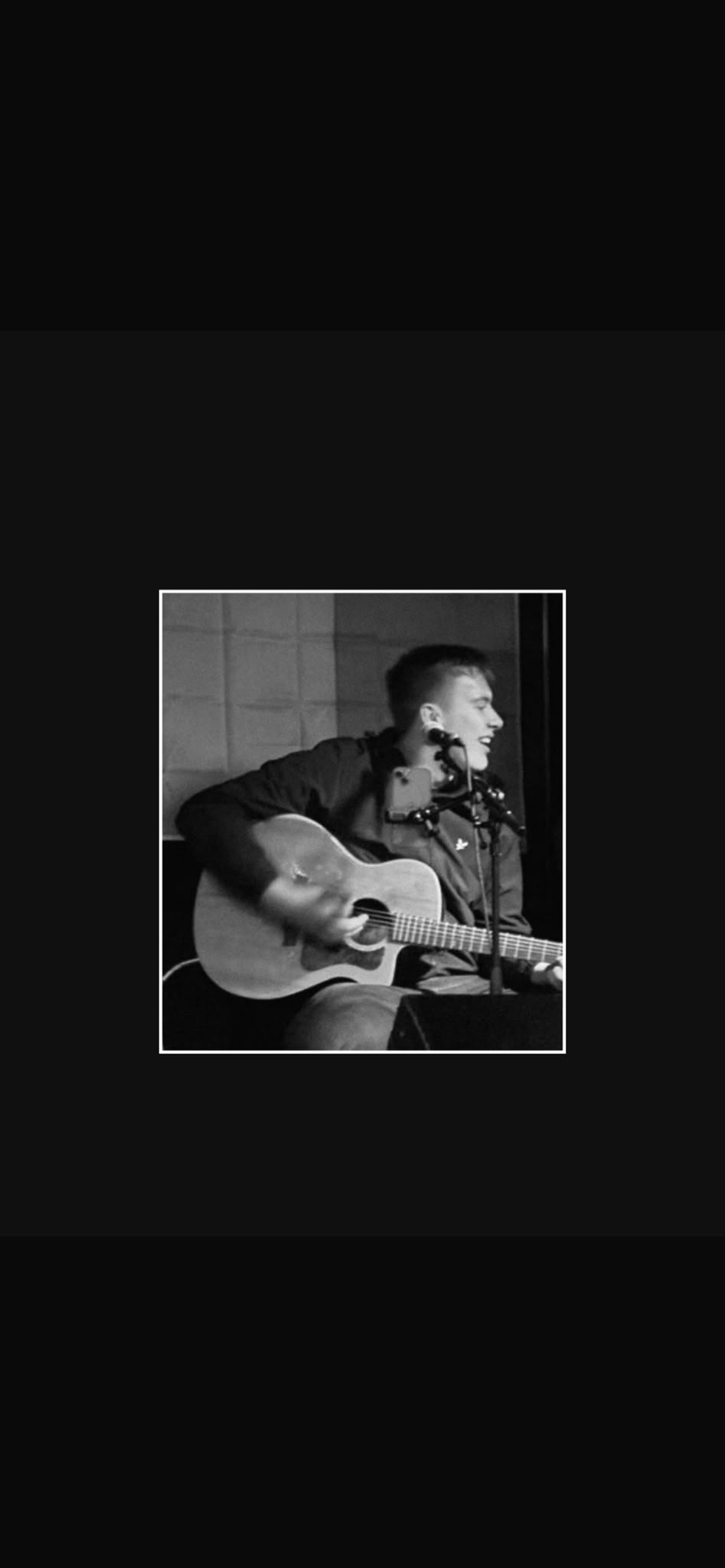 Billy Carrey spielt Gitarre