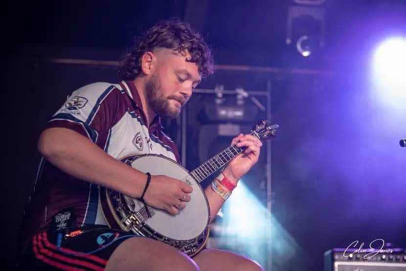 Eoin Griffin spielt Banjo